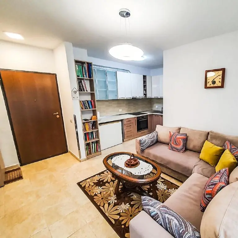 Cozy 1 Bedroom apartment near parks, cafes & restaurants