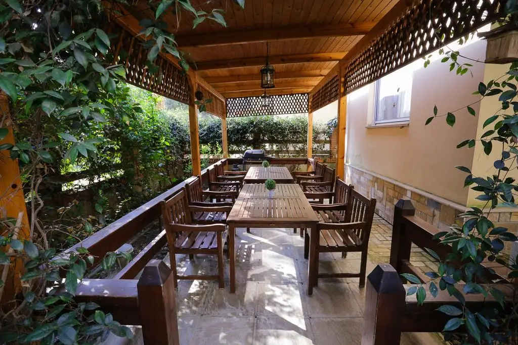 Pine-Tree Apt with Private Garden 50 m from the Sea