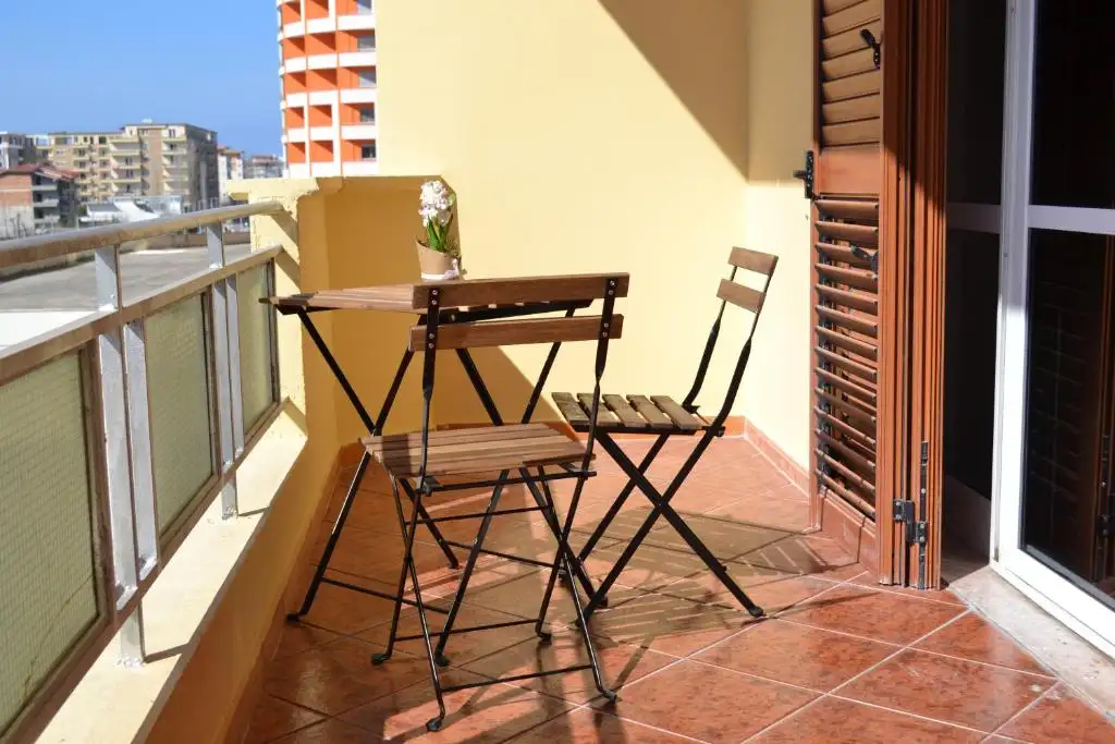 Kelas CENTRAL 5 Bd Apartment