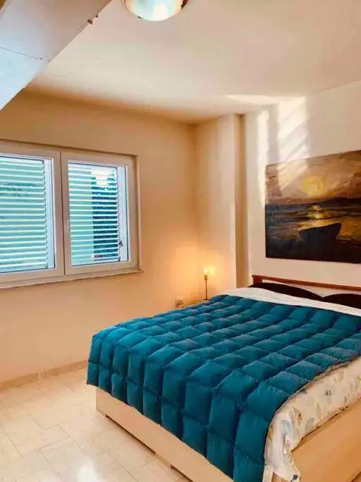 Wander-eat-sleep in da bllok in Tirana