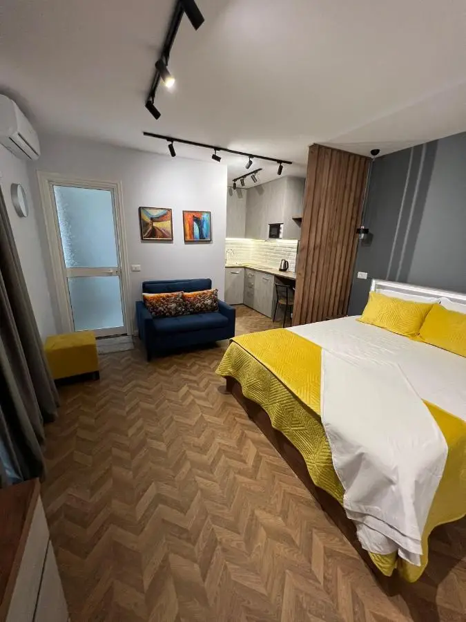 Florent's Superb Studio, free parking & garden!!