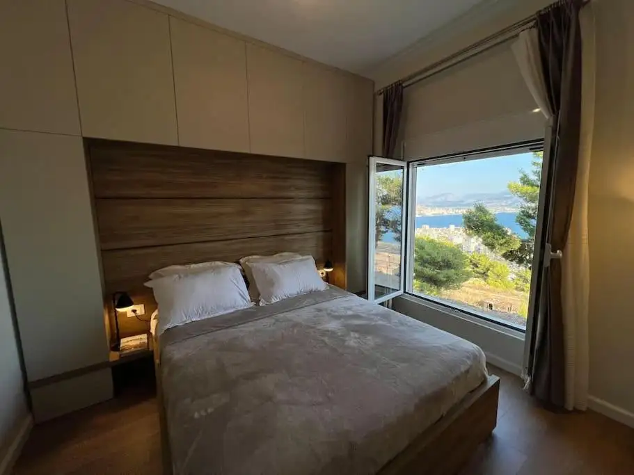 Queen bed with the best view!