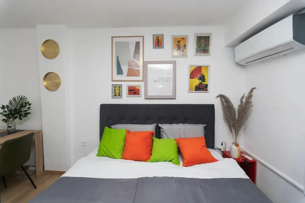 11 Steps' Lovely Studio in the center