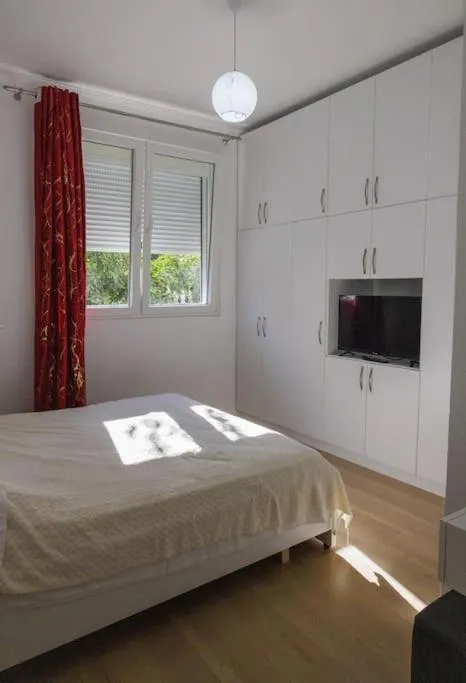 SAB 1 Cozy Modern Apartment Fier