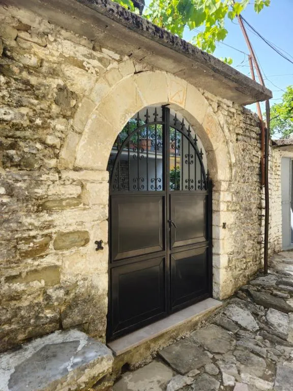 Traditional House Shapllo