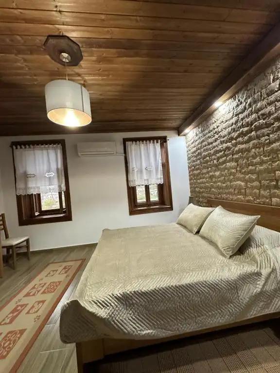 "Sarah Holiday House"