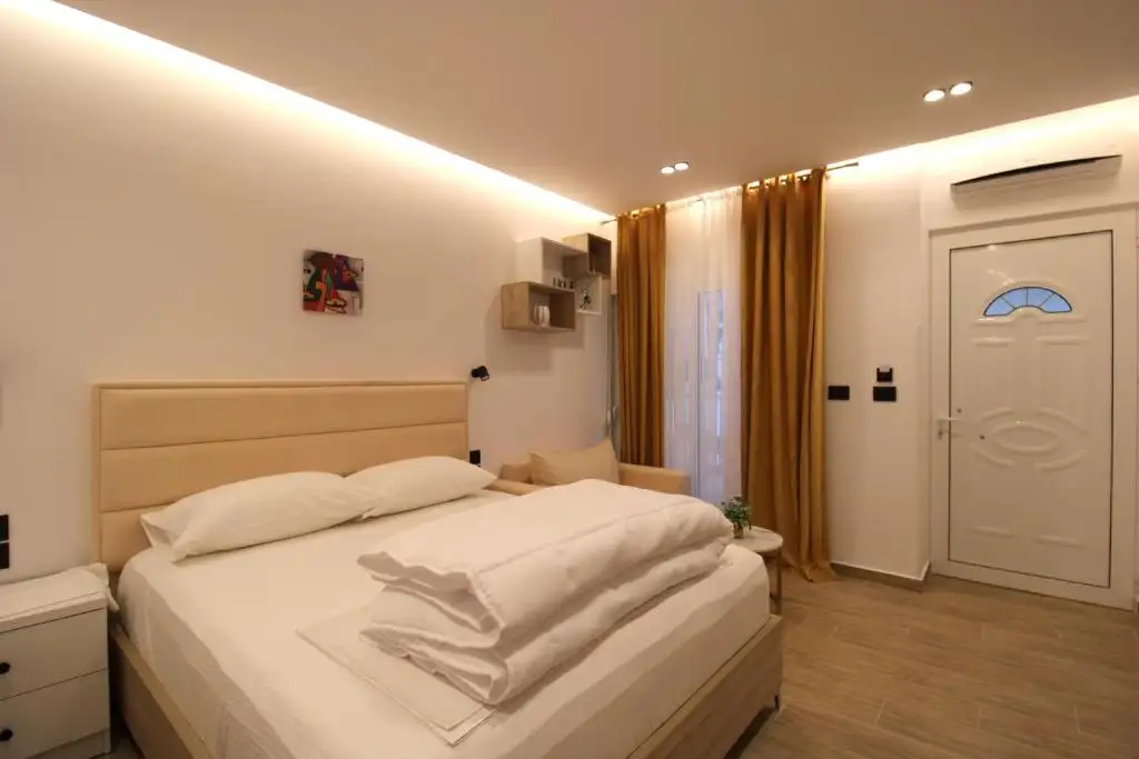 Reni Risi Deluxe Studio