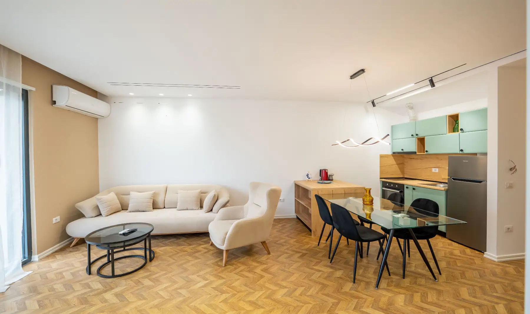 Tirent Apartment-Modern Bedrooms Stay Near Liqeni i Thatë