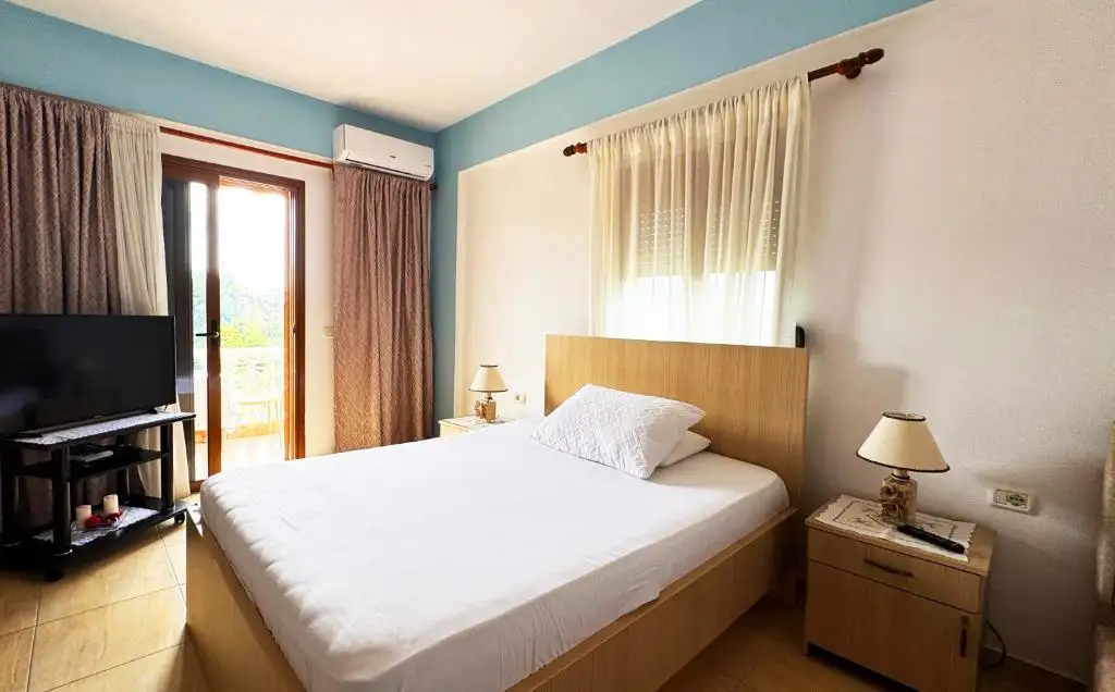 Antonia Rooms Qeparo