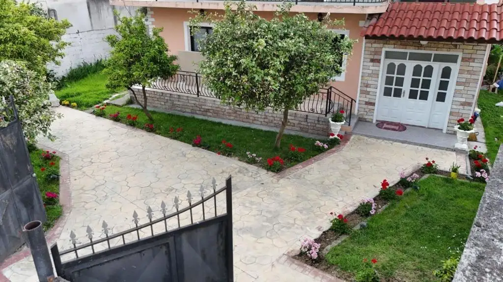 Arlis Apartments- near North and South terminal 