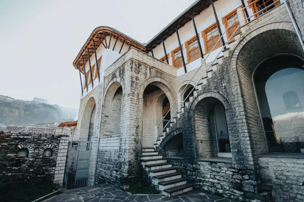 GjiroCasa Apartament - Modern Stay in a Stone City